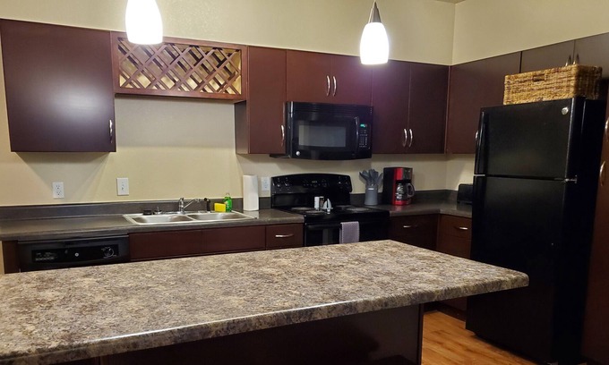 West Ashley Apartment | Spacious 2/2 15 Minutes to Downtown Charleston