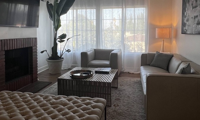 Lake Balboa Apartment | Spacious 2+2 stylish apt unit