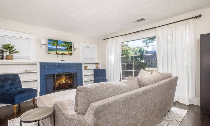 Tower District House | Spacious 2 BD W Fast WiFi-Perfect for Longer Stays