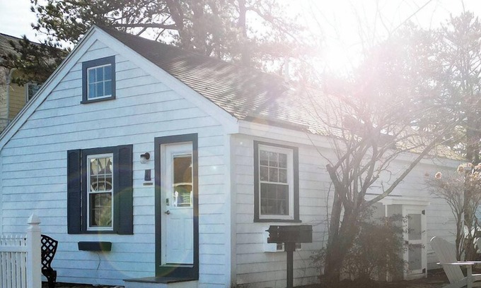 Ocean Park Cottage | Spacious 2 bedroom cabin, 50ft from the beach