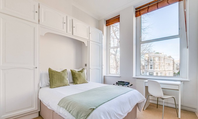 West Kensington Apartment | Spacious 2-Bed Apartment in West London