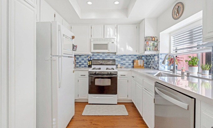 Warner Center House | Spacious 2 Bedroom plus Office Townhome - Apr-Jul