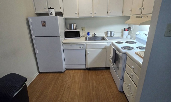 Fullerton Apartment | Spacious 2 bedroom 1 bath centrally located on Mc Arthur ave