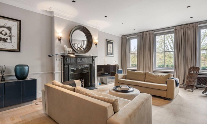 Brompton & Hans Town Apartment | Spacious 2 bedroom apartment in Cadogan Square