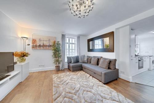 Canning Town Apartment | Spacious 2 Bedroom Apartment Near London Excel & Canary Wharf with Free Gated Parking