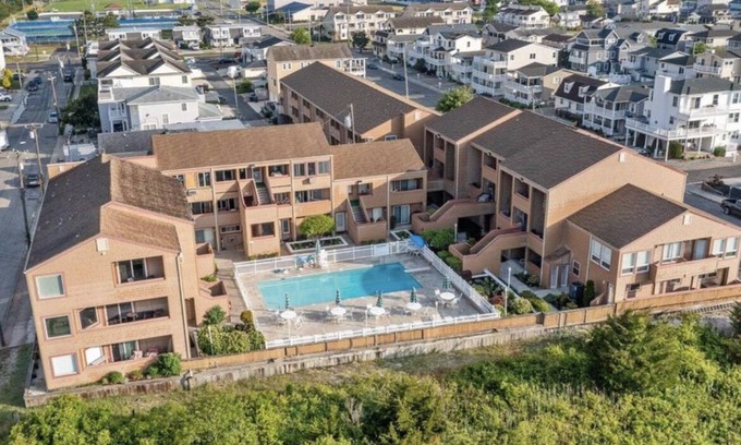 Southend Condo | Spacious 2-bedroom corner condo on the beach with pool, AC, & WiFi in Brigantine