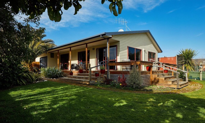 Kaikoura Cottage | Spacious 2 Bedroom Cottage with Awesome Mountain View