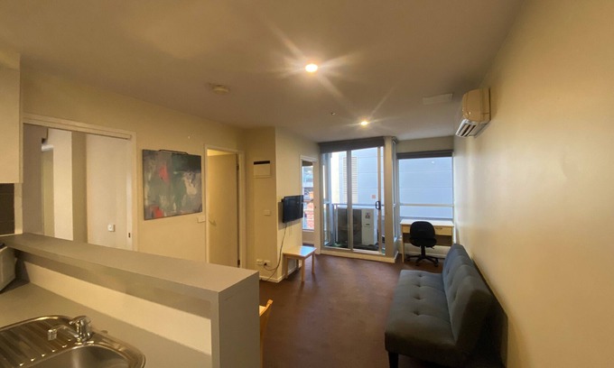 Carlton South Apartment | Spacious 2-Bedroom Family Apartment for 5 with Free WiFi