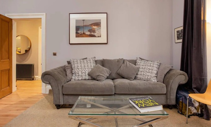 Tollcross House | Spacious 2 Bedroom House Near The Meadows