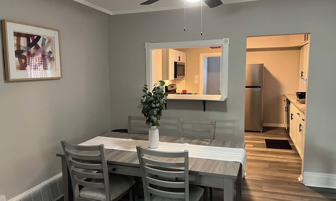 North Milwaukee House | Spacious 2-bedroom house with AC, 15min from Downtown Milwaukee