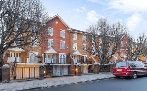 Swiss Cottage House | Spacious 2-bedroom Townhouse with Garden & Patio