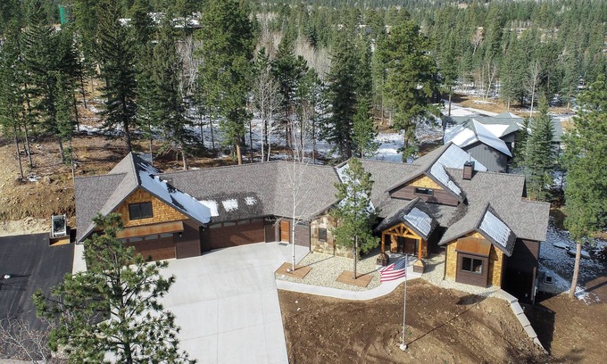 Lead Cabin | Spacious 2-Level Custom Craftsman Style Lodge w/Hot Tub, Fire Pit, Clubhouse