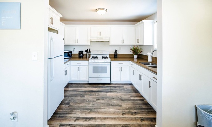 Boyle Heights Apartment | Spacious 2 Story 5-Bedroom 3-Bath Close to Downtown LA Sleeps 10 ppl