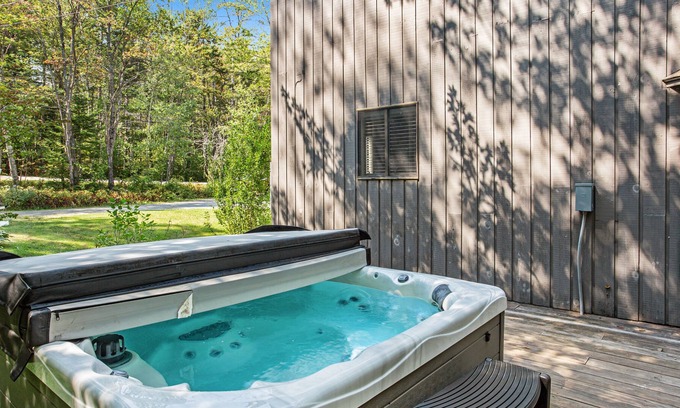 Stratton and Bromley Ski Areas House | Spacious 2-story home w/ hot tub, screened-in porch, firepit, and BBQ