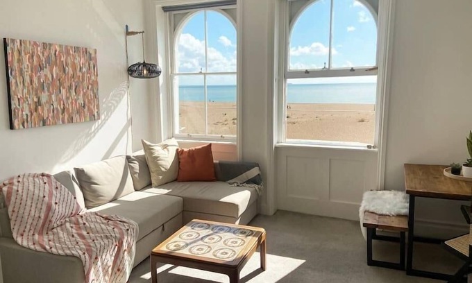 Folkestone Condo | Spacious 2BD Flat with Stunning Views Folkestone