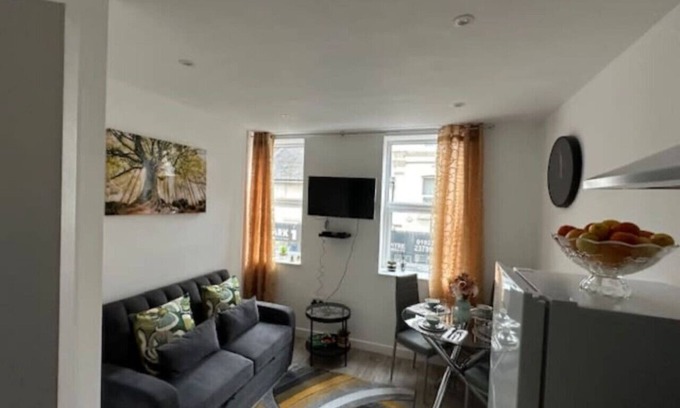Watford Apartment | Spacious 2BR Apartment in Central Watford | Walk to Station & Shops | Sleeps 5