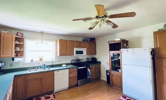 Quincy Apartment | Spacious 2BR Apt – Families, Couples & Business Travelers