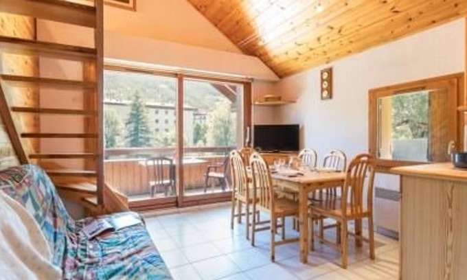 La Salle-les-Alpes Apartment | Spacious 2BR Duplex with Balcony & Parking, 700m from Slopes – Sleeps 6, Pets Welcome