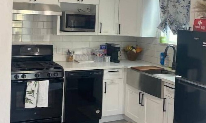 Lawndale House | Spacious 2BR Home-Near LAX+Beaches+SOFI+Freeways