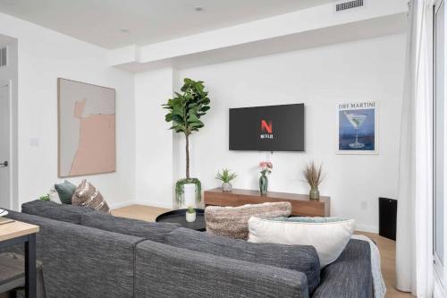 Palmerston Apartment | Spacious 2BR near UofT and College