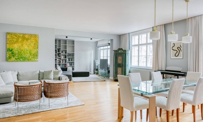 Innere Stadt Apartment | Spacious 2BR + Office near Stephansplatz & Kohlmarkt, by Blueground