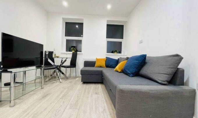 Watford Apartment | Spacious 2BR Watford Apartment | Sleeps 5, Near Station & Town Centre
