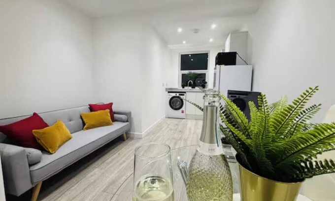 Watford Apartment | Spacious 2BR Watford Apartment | Ideal for Families, Work | Sleeps 4