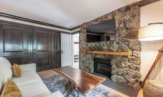 Aspen Apartment | Spacious 3/3 in Aspen's Core with Sauna!