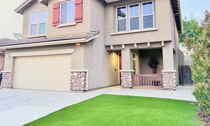 Raisin House | Spacious 3 bdrm/2.5 ba + loft near Clovis/hospital