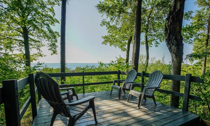 Owen Sound Cottage | Spacious 3 bed 4 bath private cottage with amazing lake view sleeps 6