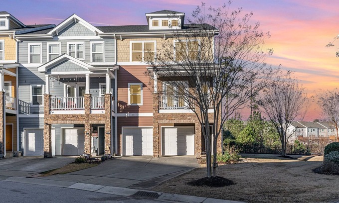 Apex House | Spacious 3 bed 4 bath with room for 8 in popular Apex, NC. Pet friendly!