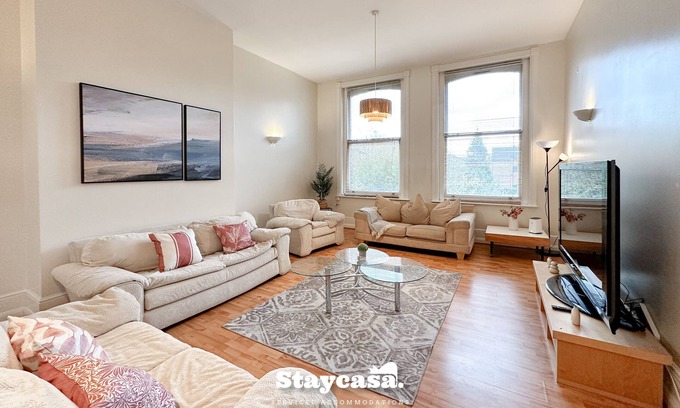 Manchester Apartment | Spacious 3-Bed Apartment with Parking