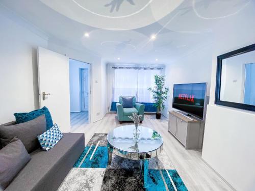 Elm Park Apartment | Spacious 3 bed family home with garden