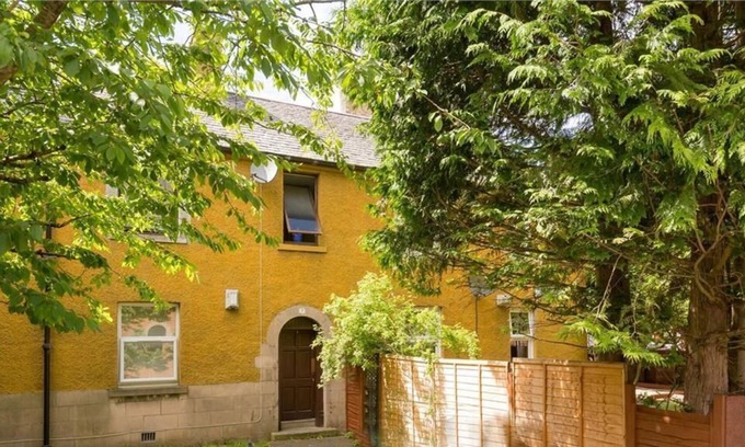 West Pilton Apartment | Spacious 3 bed Flat in Edinburgh