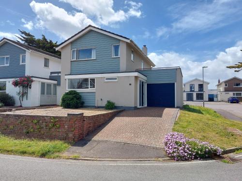 Milford on Sea House | Spacious 3 bed holiday home, New Forest, Milford-on-Sea, close to beach