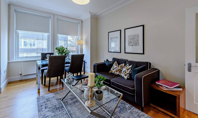 Ravenscourt Park Apartment | Spacious 3 Bedroom Apartment in Hammersmith