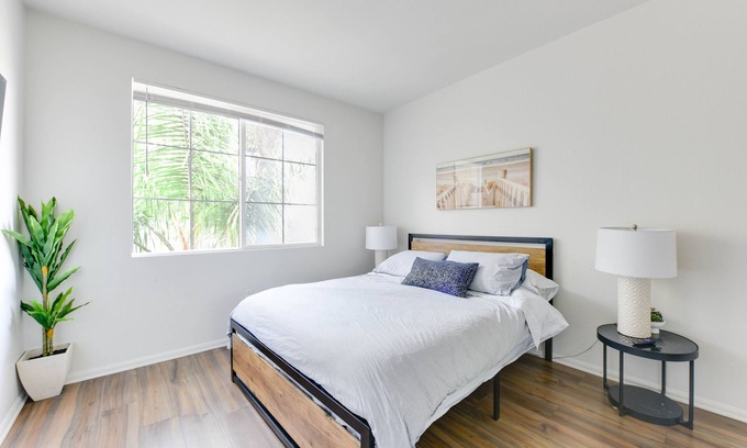 Del Rey Apartment | Spacious 3 Bedroom, Close to the Beach
