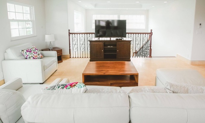 Portlock House | Spacious 3 Bedroom/2 Bath/Sleeps 8