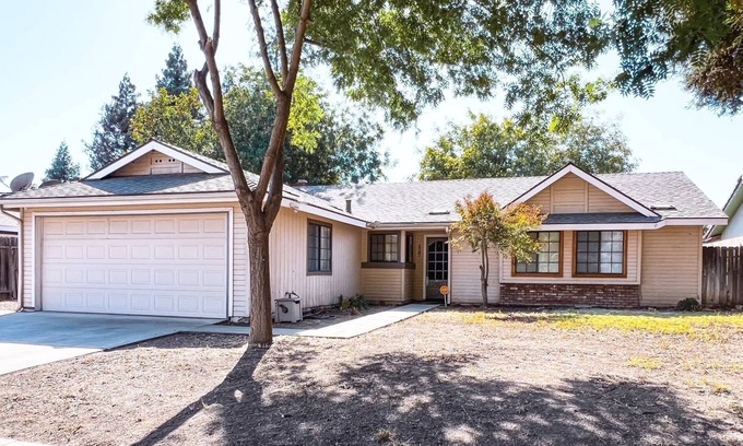 Tulare House | Spacious 3 bedroom 2 bath Tulare House