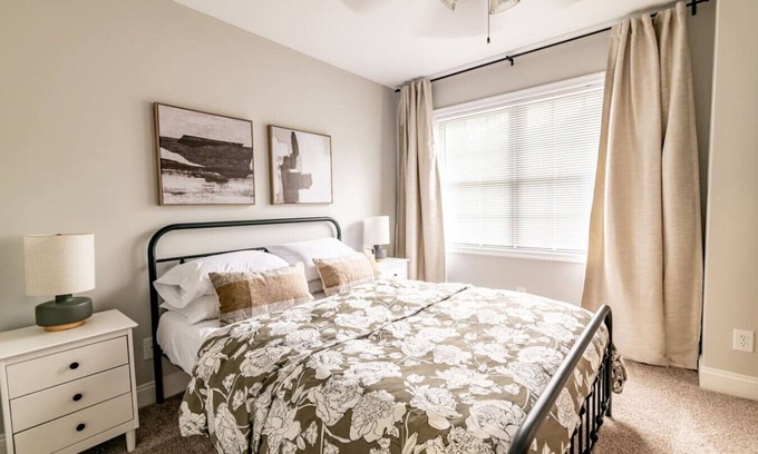 Lynchburg House | Spacious 3 Bedroom 2.5 Bath Townhouse - Free Wi-Fi