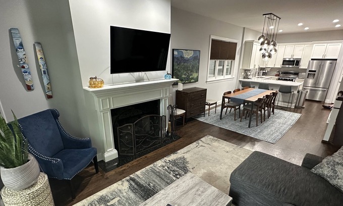 Old Town Condo | Spacious 3-bedroom 3-bath duplex in Old Town, Chicago