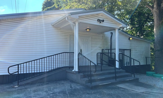 Jamestown Apartment | Spacious 3 bedroom apartment 3 miles from Wolf Creek Dam. Pet friendly!