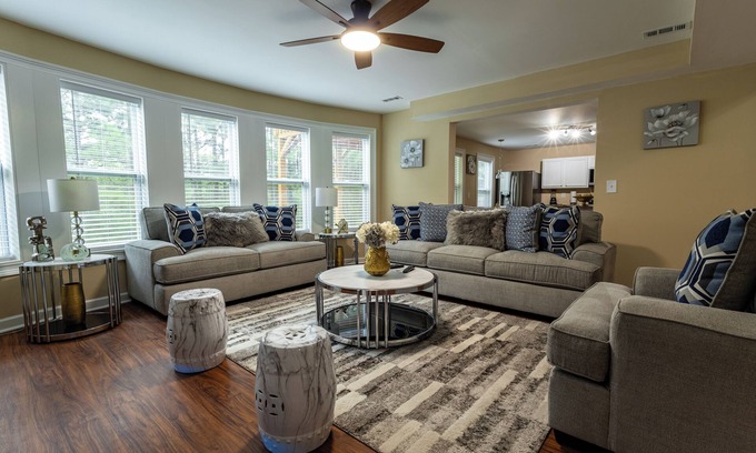 Dallas Apartment | Spacious 3-bedroom apartment with AC and WiFi in Dallas