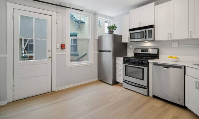 Collegetown Apartment | Spacious 3-bedroom apartment
