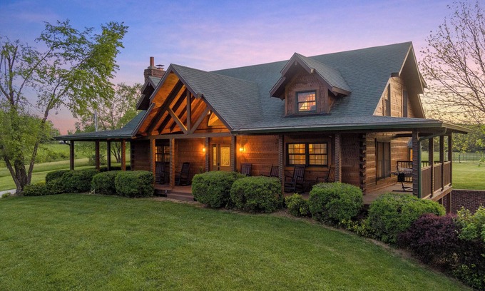 Coxs Creek Cabin | Spacious 3-bedroom cabin in wonderful Coxs Creek with WiFi, AC
