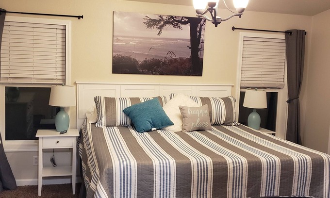 Coos Bay House | Spacious 3 bedroom close to salmon fishing and more!