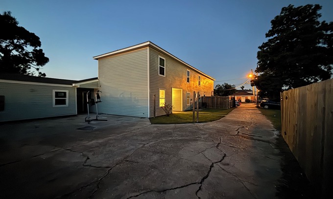 Kenner - Louis Armstrong International Airport Apartment | Spacious 3-bedroom corporate apartment with WiFi, AC in lovely Kenner