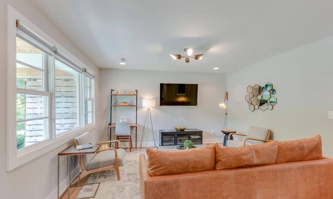 Franklin House | Spacious 3 Bedroom - Historic Franklin Quadplex