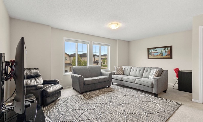 Panorama Hills House | Spacious 3-bedroom house +AC/WiFi/Garageand in NW Calgary