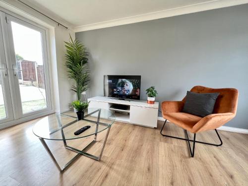 Cheetham Hill House | Spacious 3-Bedroom house with 5 beds and sofa-bed